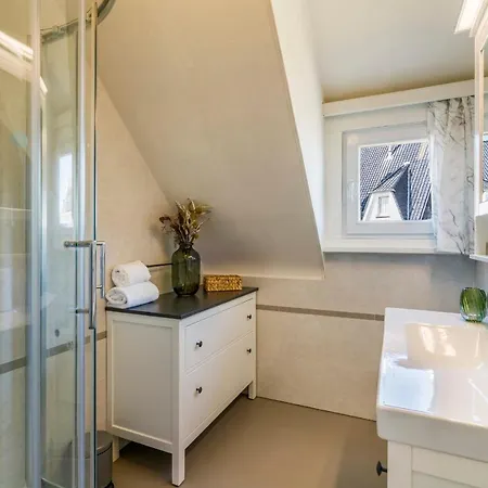Gamoni - Spacious With Garden * ميدل كيرك